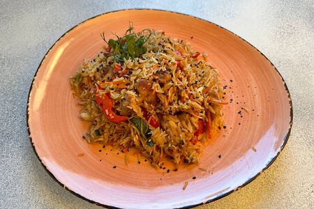 Вок рис с курицей и овощами