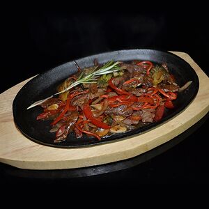 Говядина с овощами в остром соусе