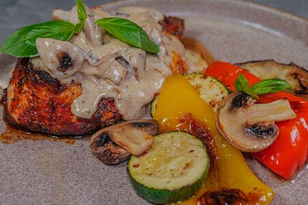 Куриная грудка с моцареллой и запеченными овощами