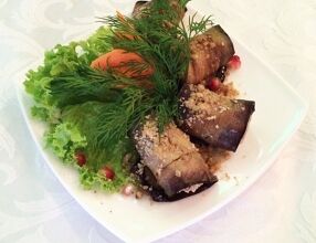 Рулетики из баклажанов с орехами