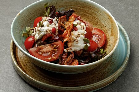 Салат из трех видов томатов со страчателлой