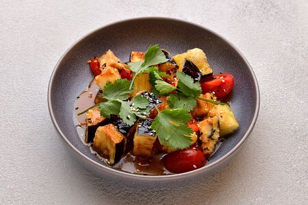 Салат с хрустящим баклажаном, томатами и соусом свит чили