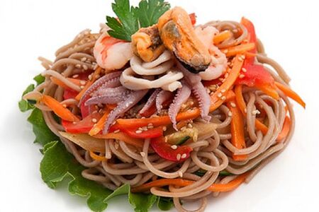 Гречневая лапша с морепродуктами