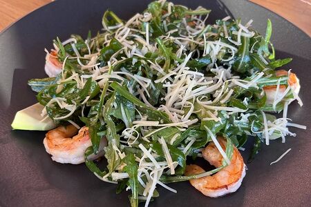 Салат с тигровыми креветками, авокадо и руколой