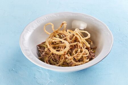 Салат с говяжьим языком и маринованным огурцом