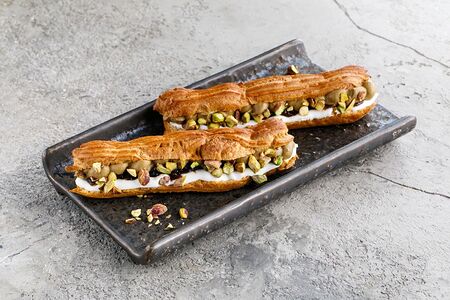 Эклеры с домашним паштетом из куриной печени, крем-чизом и луковым мармеладом