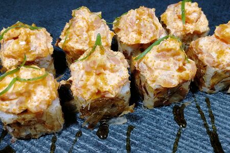 Ролл Яки-маки в стружке тунца