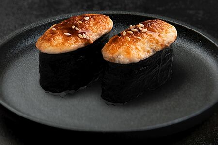 Суши запеченные с лососем 2 шт