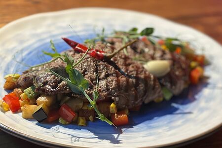 Говяжья вырезка с овощным гратеном