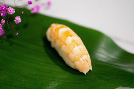 Суши с креветкой