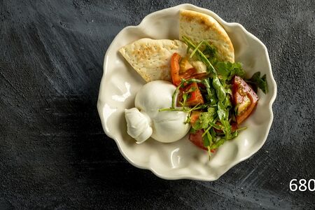 Буррата с томатами