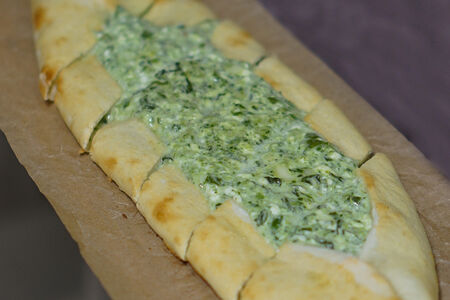 Шпицца с творогом и шпинатом