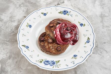 Черемуховые оладьи с коноплей, черникой и сметаной