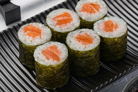 Мини ролл с копченым лососем 6 шт