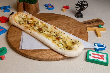 Фокачча с зеленью, чесноком и розмарином