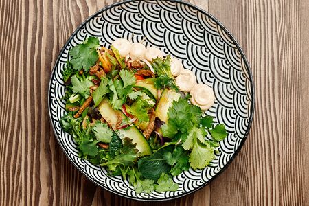 Тёплый салат с пряной говядиной и томатным айоли