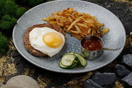 Бифштекс с яйцом