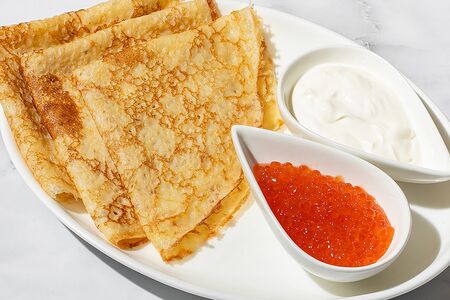 Блины с красной лососевой икрой и сметаной