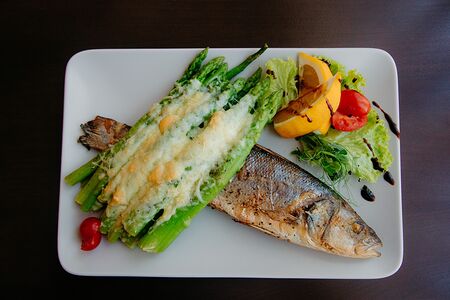 Запеченный сибас со спаржей