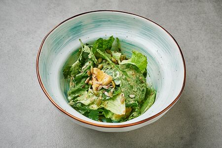 Зеленый салат с авокадо и соусом из зеленый сливы