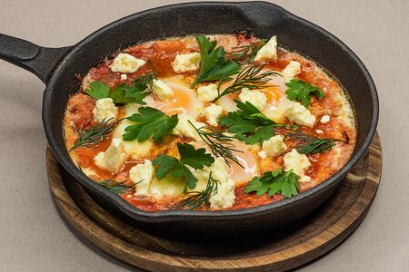 Шакшука из яиц с сыром фета и зерновым хлебом