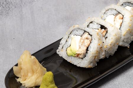 Ролл чиз угорь