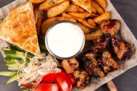 С куриным бедром на углях