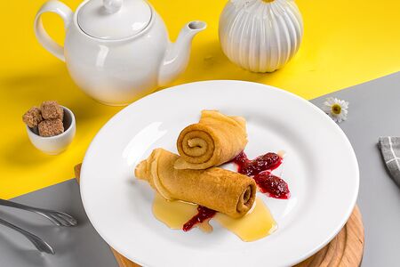 Блины с медом и брусникой