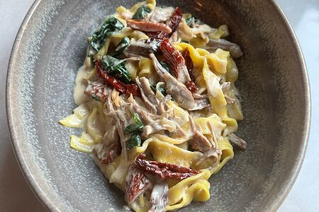 Домашняя паста с уткой, вялеными томатами и шпинатом