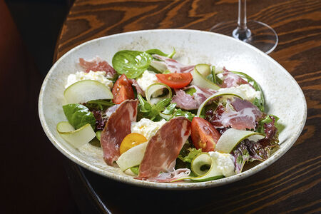 Салат с сыровяленым окороком, грушей и молодым сыром