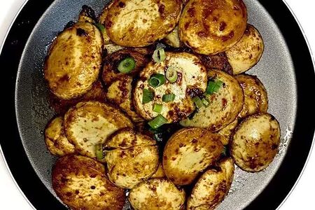 Острые яйца на горячей сковороде