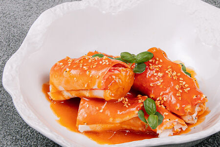 Королевский краб в соусе по-сингапурски