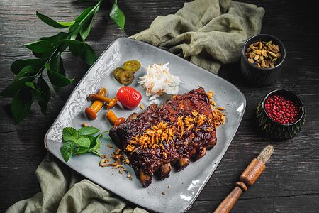 Свиные ребрышки с соленьями