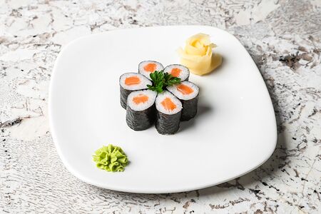 Ролл Сяке маки лосось