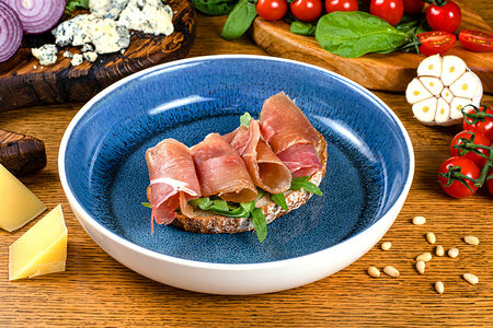 Брускетта с пармой