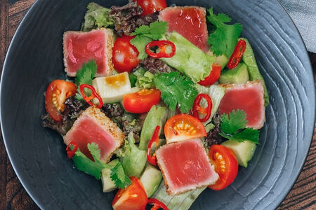 Салат с тунцом татаки