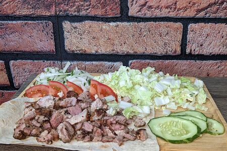 Шаурма со свининой на тарелке