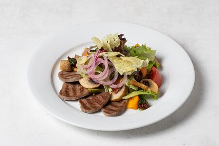 Салат с языком гриль и горчичным соусом
