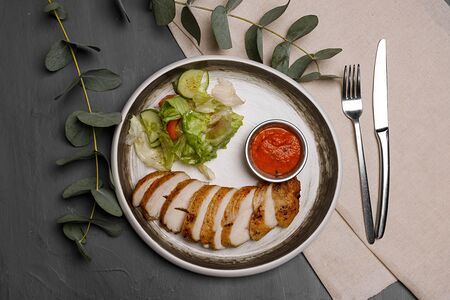 Куриная грудка со свежими овощами и соусом Наполи