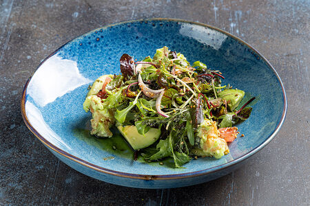 Зелёный салат с креветками васаби и томатами