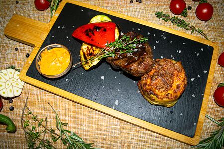 Медальон из говядины