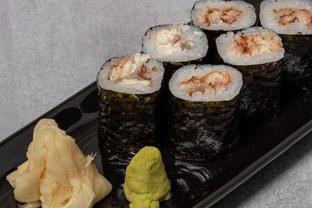 Маки с угрем