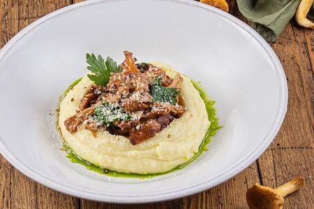 Лисички с трюфельным пюре