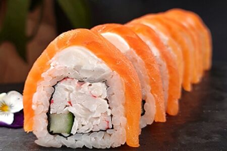 Ролл Филадельфия Royal со снежным крабом и лососем