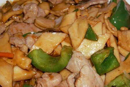 Грибы эринги, жаренные с зеленым перцем и соусом