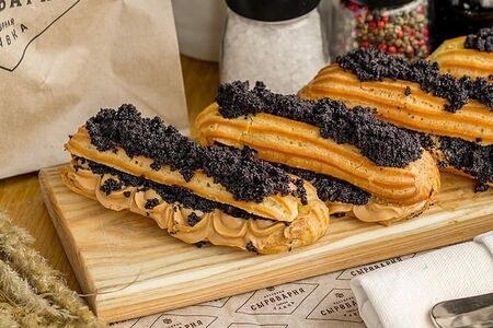 Эклер с маком