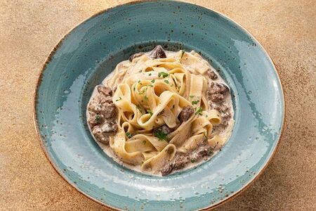 Феттуччине с грибами и фаршем из говядины