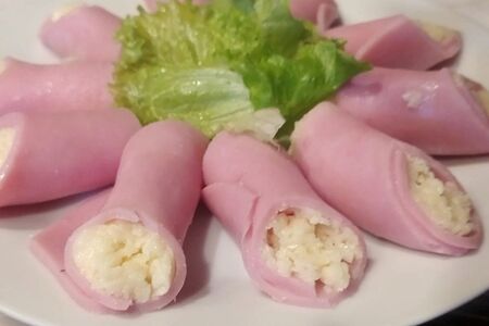 Рулетики из ветчины с сырным соусом