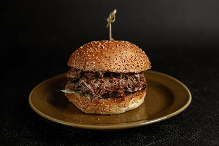 Бургер с брискетом и трюфельным соусом