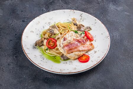 Филе цыпленка со сливочной пастой и вешенками